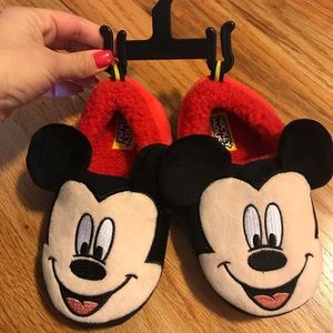 Mickey mouse toddler boy’s slippers! Size 9/10